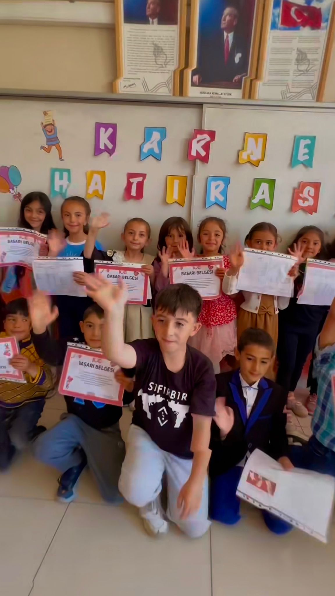 KARNE GÜNÜ Kaymakamımız Emrah AKDUMAN 2023-2024 Eğitim ve Öğretim Yılının Sona Ermesiyle Öğrencilerin Karne Heyecanına Ortak Oldu.